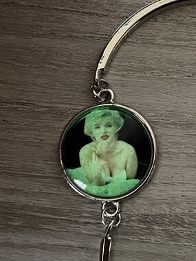 Glow in the dark silver bracelet Marilyn Monroe